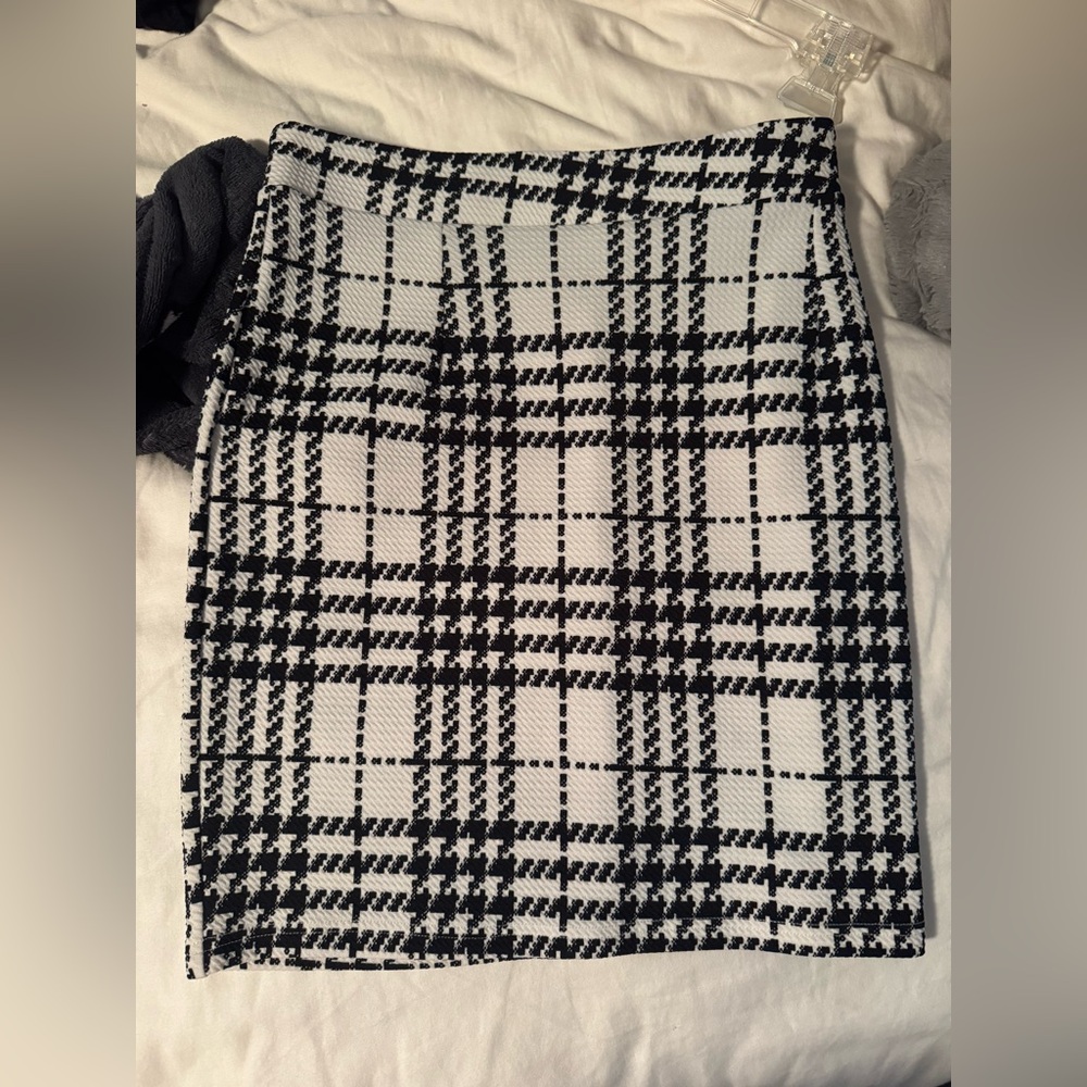 Black and white business pencil skirt